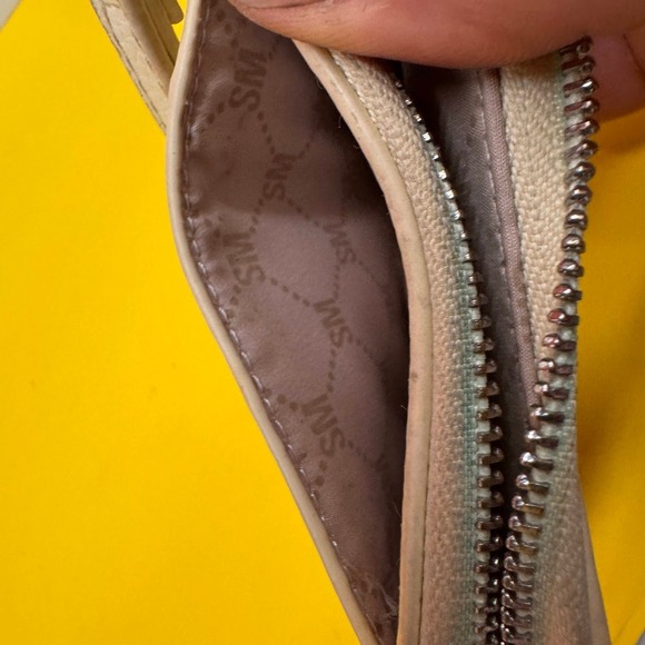 Steve Madden Cream Pebbled Faux Leather Zip Around Wristlet Wallet Card Holder - Picture 6 of 9